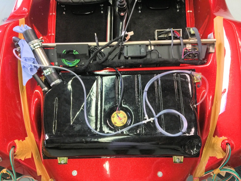 Von Links nach Rechts: Die grünen Kabel sind Ersatzstrom, falls noch was dazu kommt, dann zwei Stecker führen zur Haube also Cockpit, dann ein Spannungswandler für USB-Anschluss und Bluetooth-Sounddingens und ganz rechts kam noch ein Warnblinkschalter dazu.